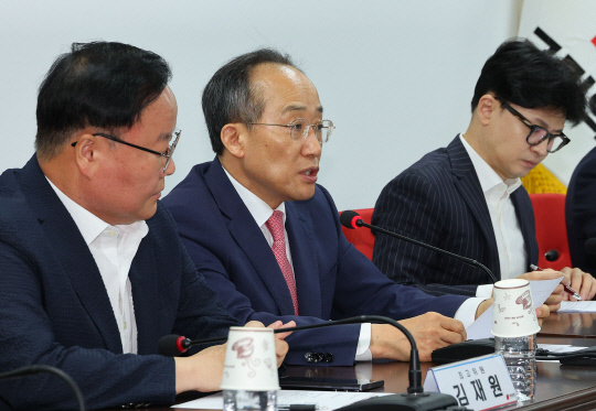 추경호(가운데) 국민의힘 원내대표가 5일 서울 여의도 당사에서 열린 최고위원회의에서 발언하고 있다. 연합뉴스